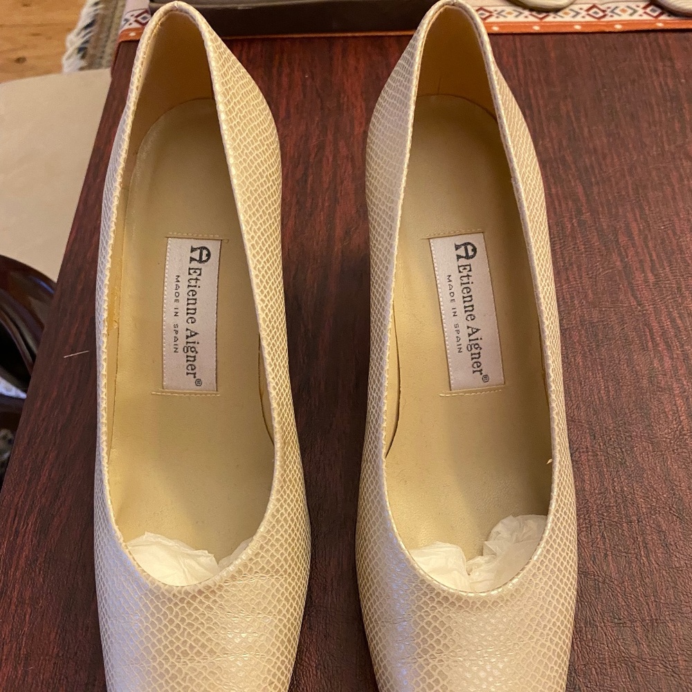 Etienne Aigner pumps
